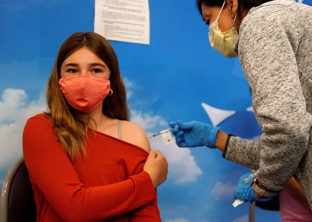 Eleven year-old Victoria Stout receives the Pfizer-BioNTech coronavirus vaccine at Rady's Children's hospital vaccination clinic in San Diego, California, U.S., November 3, 2021. (Photo by Mike Blake/Reuters)