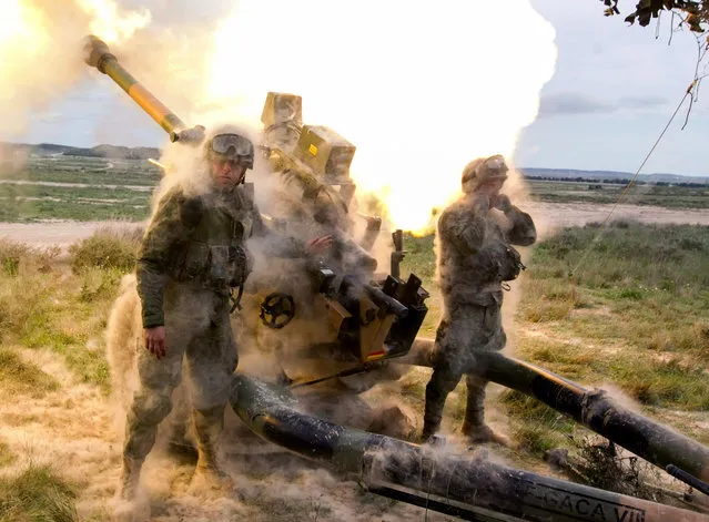 A picture made available on 20 April 2016 shows Spanish soldiers of the 7th Airborne Light Infantry Brigade “Galicia” fire a howitzer Light Gun L118 during maneuvers with other units from the Training Center “San Gregorio” in preparation to NATO's Very High Readiness Joint Task Force (VJTF) within the NATO Response Force (NRF) in Zargoza, Spain, 19 April 2016. (Photo by Javier Cebollada/EPA)