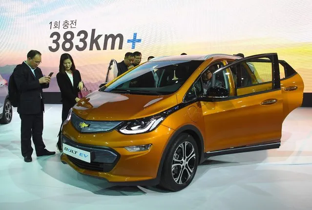 South Korean models pose with Chevrolet Bolt EV during a press preview of the Seoul Motor Show in Goyang, northwest of Seoul, on March 30, 2017. (Photo by Jung Yeon-Je/AFP Photo)
