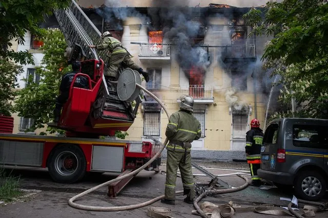 Fire fighters tackle the blaze in the Mariupol police station, Ukraine, 09 May 2014. Two eastern Ukrainian provinces will go ahead with a referendum on seceding from the country as planned this weekend despite Russian President Vladimir Putin's call for a delay, separatist leaders told Russia's Interfax news agency on 08 May. (Photo by Alexey Furman/EPA)