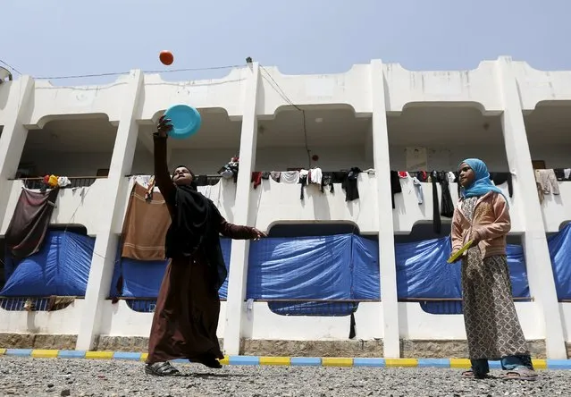 Girls play at a school in Yemen's capital Sanaa sheltering them and their families after the conflict forced them to flee their areas from the Houthi-controlled northern province of Saada August 4, 2015. (Photo by Khaled Abdullah/Reuters)