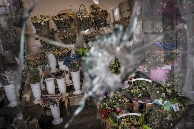 Dried flower bouquets inside a flower shop in a temporary closed market Kharkiv, eastern Ukraine, Tuesday, May 24, 2022. (Photo by Bernat Armangue/AP Photo)