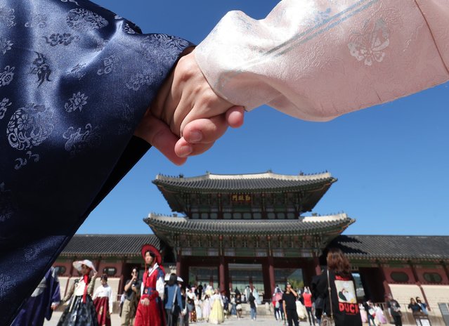 A Singaporean tourist couple is enjoying an autumn outing at Gyeongbokgung Palace in Seoul on the afternoon on September 4, 2024, when autumn weather was in full swing across the country. (Photo by Yonhap News)