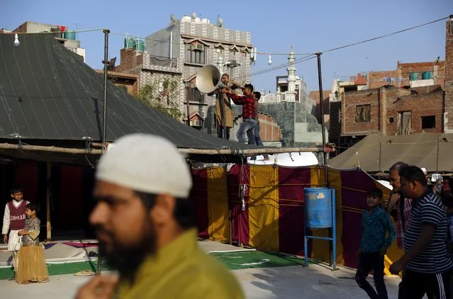 Men install a loudspeaker at a relief camp, which was set up after people fled their homes along with their families following Hindu-Muslim clashes triggered by a new citizenship law, in Mustafabad in the riot-affected northeast of New Delhi, India, March 3, 2020. (Photo by Anushree Fadnavis/Reuters)