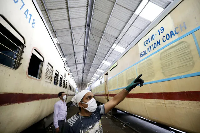 Indian railway officers and staff work within a railway compartment to convert a coach into a Covid-19 and coronavirus treatment unit at the Kanchrapara railway workshop near Kolkata, India, 08 April 2020. The Indian government has placed at least 75 districts including Bengal under lockdown in an effort to slow the ongoing spread of coronavirus and the disease COVID-19. (Photo by Piyal Adhikary/EPA/EFE)