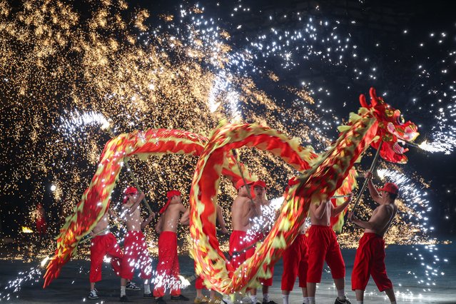 Folk artists perform a dragon dance in the splash of molten iron at Tangcheng scenic spot to celebrate the Chinese New Year, or the Spring Festival, on February 2, 2025 in Xiangyang, Hubei Province of China. Chinese celebrate the Spring Festival with breathtaking folk performances, bringing tradition and festivity to life. (Photo by Yang Dong/VCG via Getty Images)