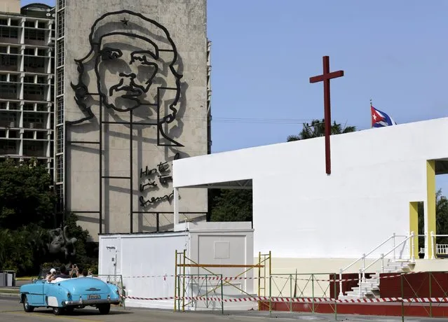 A cross on the roof of a platform that will be used for the mass of Pope Francis, is seen near an image of the revolutionary hero Ernesto “Che” Guevara at the Revolution Square in Havana, Cuba, September 3, 2015. (Photo by Enrique de la Osa/Reuters)