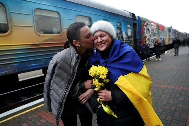 Anastasia kisses her mother Oksana as she arrives from Kyiv to Kherson with the first train after Russia's military retreat, at the main train station in Kherson, Ukraine on November 19, 2022. (Photo by Murad Sezer/Reuters)