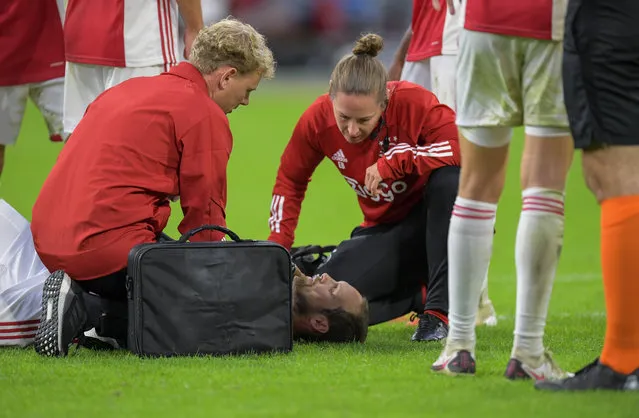 Daley Blind of Ajax with an injury during the pre season match between Ajax and Hertha BSC at Johan Cruyff Arena on August 25, 2020 in Amsterdam, The Netherlands. (Photo by Gerrit van Keulen/BSR Agency/Getty Images)