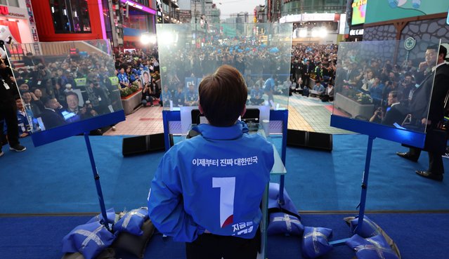 Lee Jae-myung, the Democratic Party of Korea's presidential candidate, is making a campaign appeal inside bulletproof glass at a rally held near KT&G Sangsang Madang in Mapo-gu, Seoul on May 19, 2025. (Photo by News 1)
