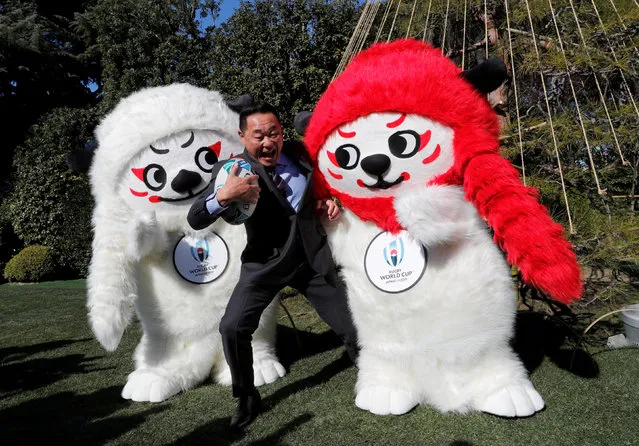 Ren (L) and G, official mascots for the 2019 Rugby World Cup in Japan, poses with a supporter of the Rugby World Cup during a photo session at its unveiling in Tokyo, Japan January 26, 2018. (Photo by Kim Kyung-Hoon/Reuters)