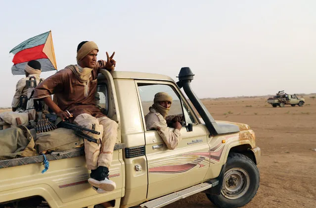 Tuaregs fighters of the Coordination of Movements of the Azawad (CMA) drive near Kidal, northern Mali on September 28, 2016, where rival groups have clashed in recent weeks over the country's shaky peace deal. The most recent fighting – between pro-government group GATIA and ex-rebels from the Coordination of Azawad Movements (CMA) – left around a dozen fighters dead on September 16 near the northeastern city. (Photo by AFP Photo/Stringer)