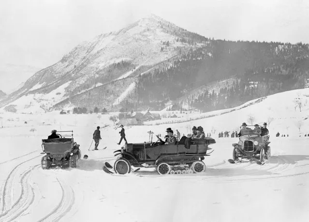 Motoring in the Alps. Cars fitted with catterpiller tracks and sleds on February 1, 1922. (Photo by Topical Press Agency/Getty Images)