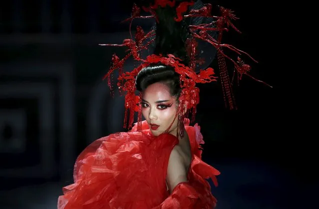 A model presents a creation by Chinese designer Mao Geping during a colorful cosmetic fashion trend collection at China Fashion Week S/S 2016, in Beijing, China, October 26, 2015. (Photo by Jason Lee/Reuters)