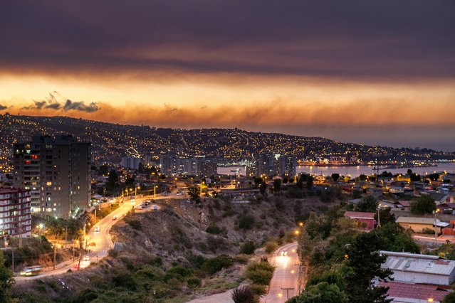 Smoke billows from the forest around Valparaiso, in Chile, on January 02, 2017 as the fire threatens to reach the city's port. Authorities have declared a red alert in the area. (Photo by Francisco Venegas/AFP Photo)