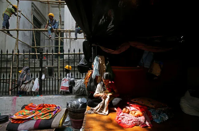 A girl cleans her dolls at a makeshift shelter in Kolkata, India, March 29, 2018. (Photo by Rupak De Chowdhuri/Reuters)