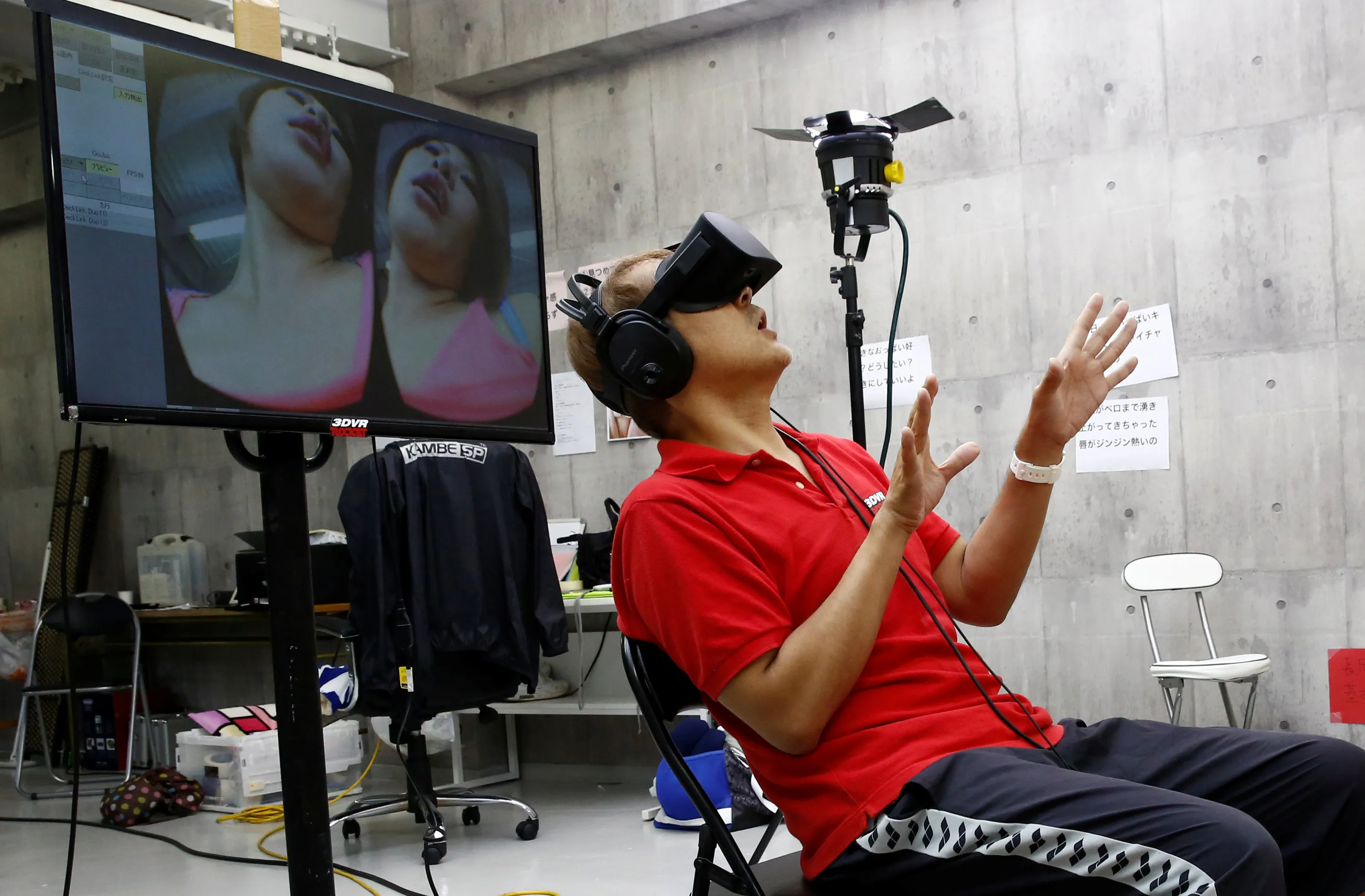Movie videos japanese. Виртуальная реальность для взрослых. Очки виртуальной реальности для взрослых. Виртуальная реальность в киноиндустрии.