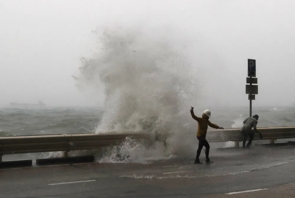 Typhoon Haima Hits Hong Kong after Slamming Philippines