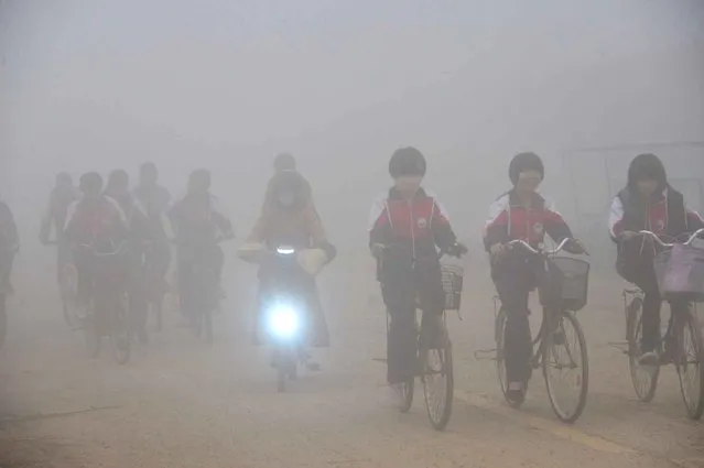 Thick fog hits Liaocheng, east China's Shandong Province, October 18th, 2016, exerting negative impact on public transportation in Liaocheng. (Photo by SIPA Asia)
