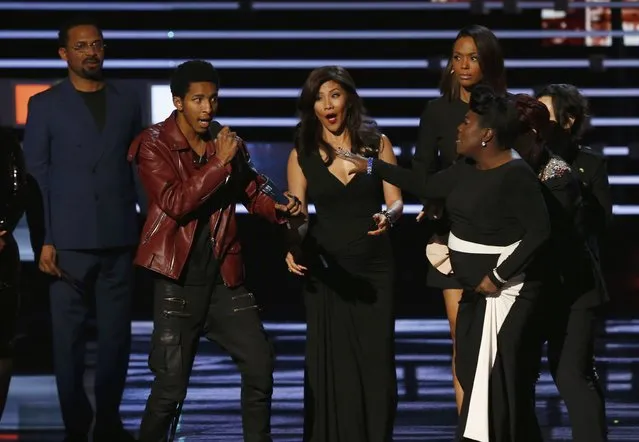 An unidentified man (2nd from L) interrupts the acceptance speech by the cast of "The Talk," who won the award for favorite daytimeTV hosting team, at the People's Choice Awards 2016 in Los Angeles, California January 6, 2016. (Photo by Mario Anzuoni/Reuters)
