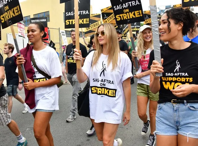 Australian actress Margot Robbie marches from Netflix Studios to Paramount Studios during a SAG/AFTRA rally in West Hollywood in the second decade of September 2023. (Photo by Giles Harrison/London Entertainment/Splash News and Pictures)