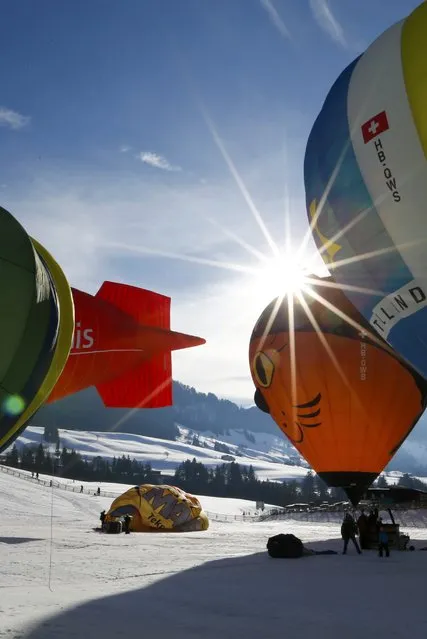 Balloonists prepare to take off during the 38th International Hot Air Balloon Week in Chateau-d'Oex, Switzerland January 23, 2016. (Photo by Denis Balibouse/Reuters)