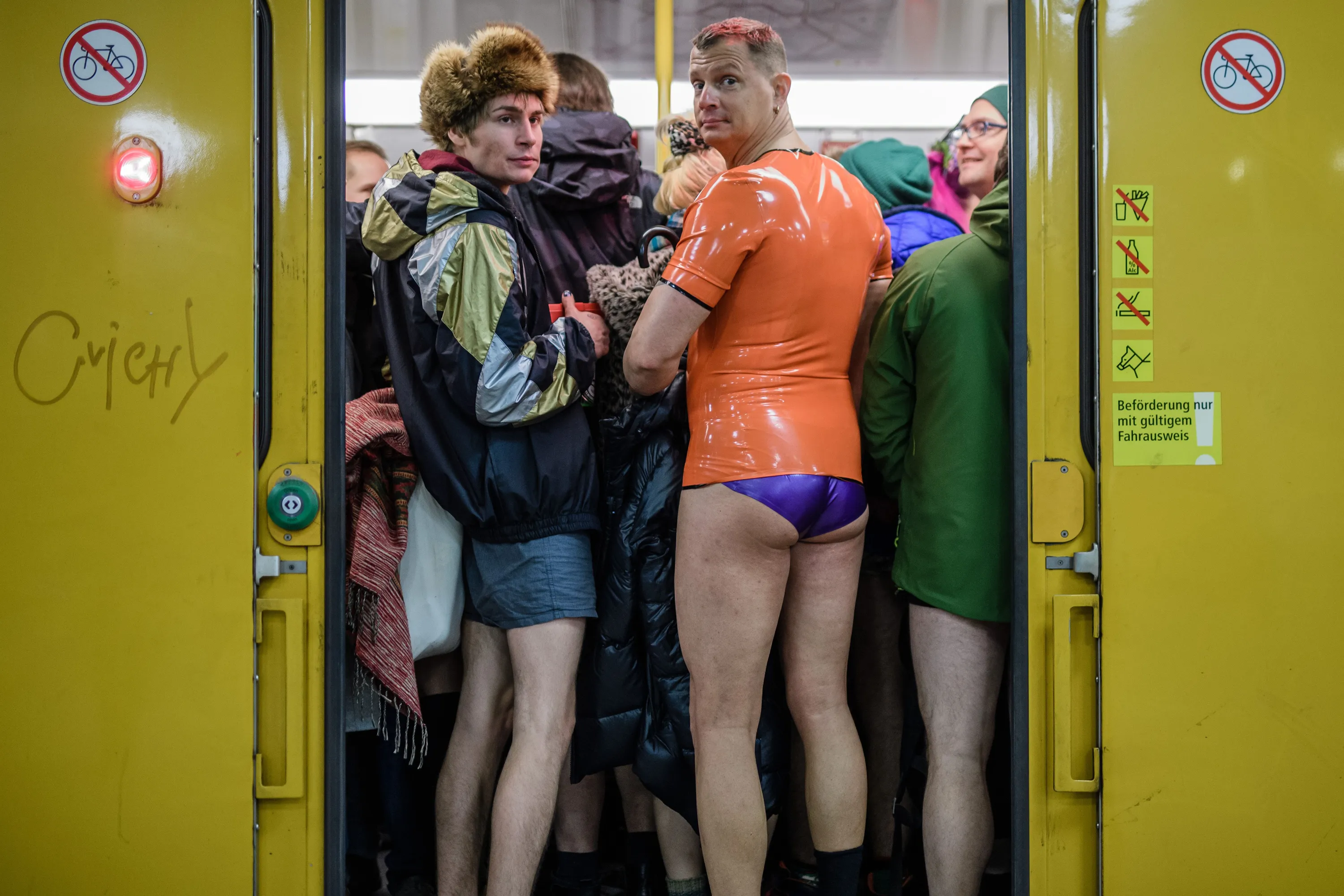 Мужчина без штанов. No Pants Subway Ride 2019. В метро без штанов. Парни в метро без штанов.