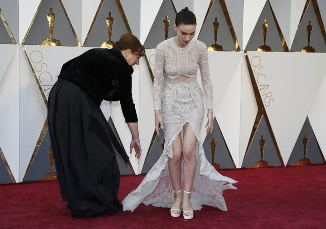 Rooney Mara, nominated for Best Supporting Actress for her role in “Carol”, is helped with her dress as she arrives at the 88th Academy Awards in Hollywood, California February 28, 2016. (Photo by Lucy Nicholson/Reuters)