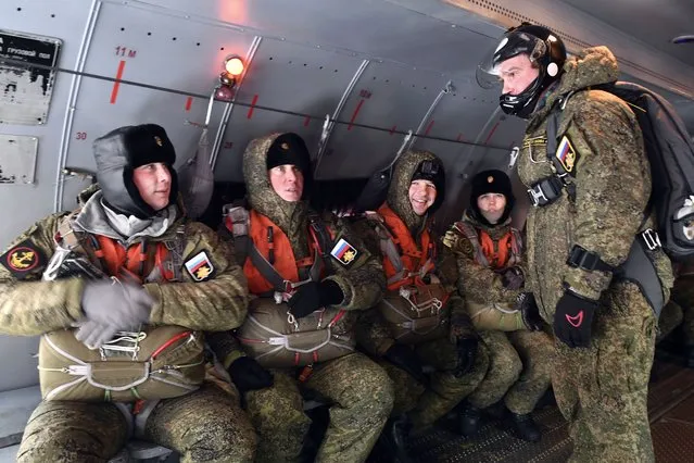 Servicemen of the Russian Northern Fleet's marine infantry take part in airborne training in Murmansk Region, Russia on November 9, 2021. (Photo by Lev Fedoseyev/TASS)