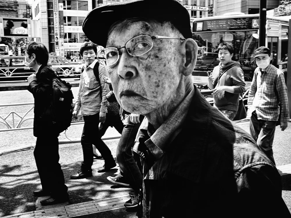 Daily Life in Tokyo by Photographer Tatsuo Suzuki