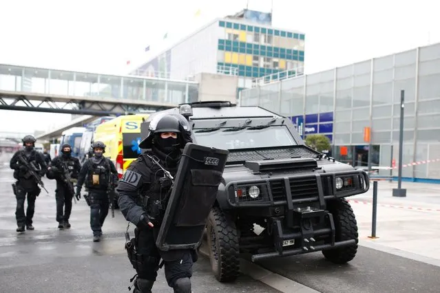 RAID police unit officers secure the area at the Paris' Orly airport on March 18, 2017 following the shooting of a man by French security forces. Troops at Paris' Orly airport on March 18, 2017 shot dead a man who tried to grab a soldier's weapon, triggering a major security scare that shut down the airport and left thousands of travellers stranded. Nobody was hurt in the incident which comes as France remains on high alert following a series of jihadist attacks that have claimed over 230 lives since January 2015. Prosecutors said they had launched an anti-terrorism investigation. (Photo by Benjamin Cremel/AFP Photo)