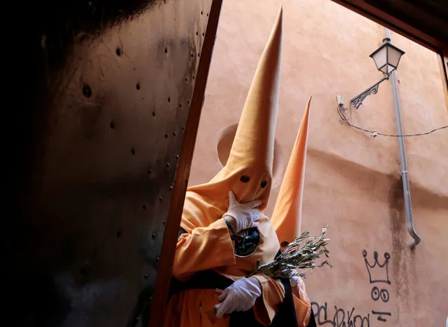 Penitents of “Santa Monica” brotherhood enter a church before the start of a Palm Sunday procession, during the Holy Week in Palma de Mallorca, Spain April 9, 2017. (Photo by Enrique Calvo/Reuters)