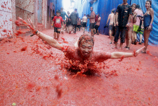 A reveller slides in tomato pulp during the annual Tomatina festival in Bunol near Valencia, Spain on August 30, 2017. (Photo by Heino Kalis/Reuters)