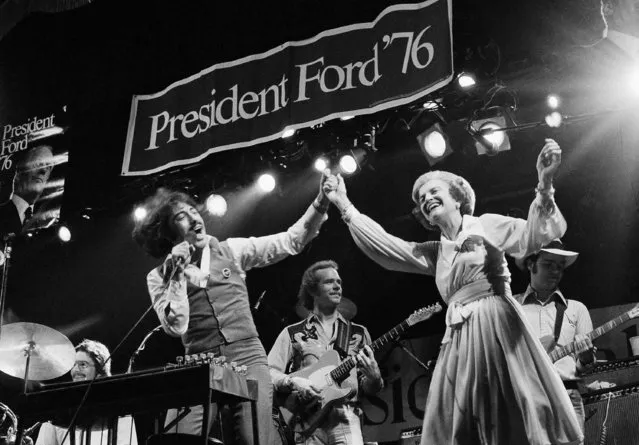 First lady Betty Ford dances with entertainer Tony Orlando at the Uptown Theater, August 18, 1976 in Kansas City. Mrs. Ford went to the dance held for youthful supporters of President Ford after appearing at the night session of the Republican National Convention. (Photo by AP Photo)