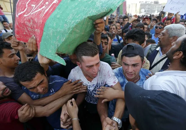 A group of migrants tries to make their way through the crowd to the Eastern railway station in Budapest, Hungary, September 2, 2015. (Photo by Laszlo Balogh/Reuters)