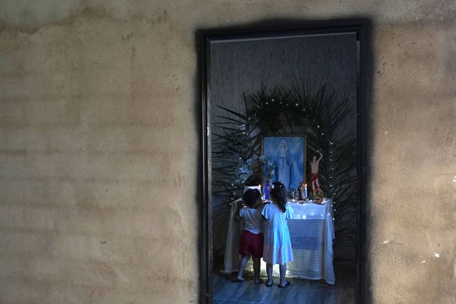 Children look at an Our Lady altar during a procession marking Folia de Reis or Three Kings Day, in Santo Antonio de Goias, Brazil, January 5, 2025. (Photo by Eraldo Peres/AP Photo)