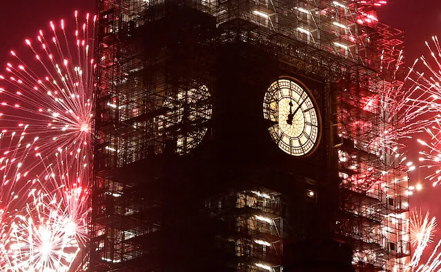 Fireworks explode behind the Elizabeth Tower, commonly known as Big Ben, in London, Britain on January 1, 2018. (Photo by Toby Melville/Reuters)