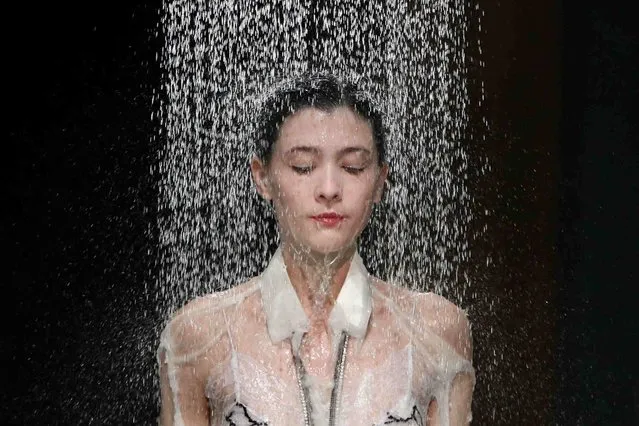 Water falls on a model as she presents a creation by designer Hussein Chalayan as part of his Spring/Summer 2016 women's ready-to-wear collection show during the Fashion Week in Paris, France, October 2, 2015. (Photo by Charles Platiau/Reuters)