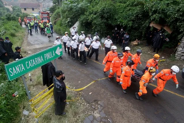 Rescue team members carry the bodies of mudslide victims toward the coroner's truck, in Santa Catarina Pinula, on the outskirts of Guatemala City, October 4, 2015. (Photo by Josue Decavele/Reuters)