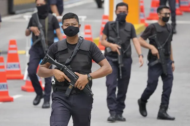 Armed National palace police stand guard at the National Palace in Kuala Lumpur, Malaysia, Wednesday, November 23, 2022. Malaysia's king has failed to reach a decision on whom to pick as prime minister after meeting the leaders of two rival blocs, and summoned lawmakers from a political bloc that has held out its support. (Photo by Vincent Thian/AP Photo)