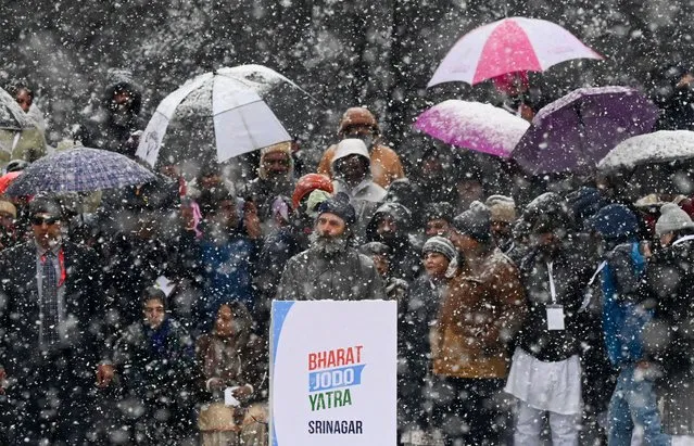 India's Congress party leader Rahul Gandhi speaks at a public meeting amid heavy snowfall as he concludes the “Bharat Jodo Yatra” march in Srinagar on January 30, 2023. (Photo by Tauseef Mustafa/AFP Photo)