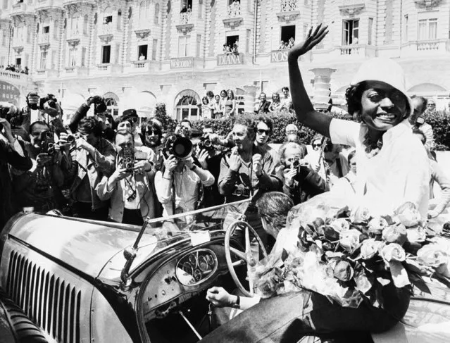 A floral panel welcomes American singer Diana Ross arriving in Cannes, France to present “Lady sings the Blue” at the International Film Festival, May 25, 1973. (Photo by AP Photo/Levy)