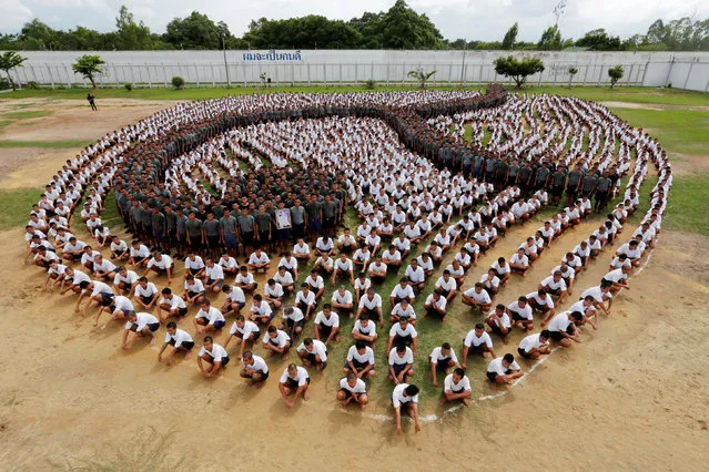 Male inmates form the Thai symbol for the number nine, in honour of late Thai King Bhumibol Adulyadej, also known as King Rama IX, at the Central Correctional Institution for Young Offenders in Pathum Thani province, on the outskirts of Bangkok,Thailand October 27, 2016. (Photo by Chaiwat Subprasom/Reuters)