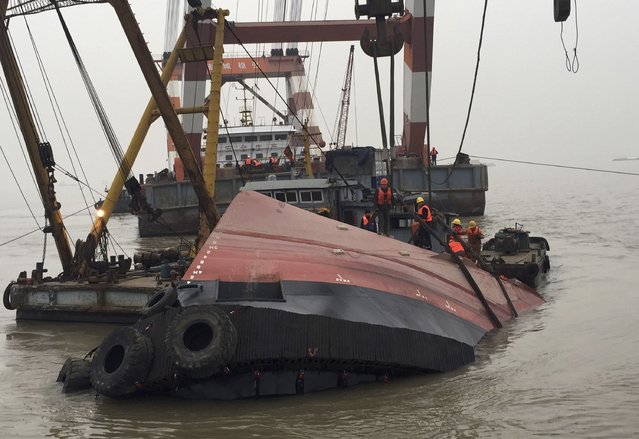 Rescue workers are seen at the site after a tug boat sank in the Yangtze River, near Jingjiang, Jiangsu province, January 16, 2015. More than 20 people are missing after a tug boat sank in the river on Thursday, the state-run Xinhua news agency reported on Friday quoting local authorities. (Photo by Reuters/Stringer)