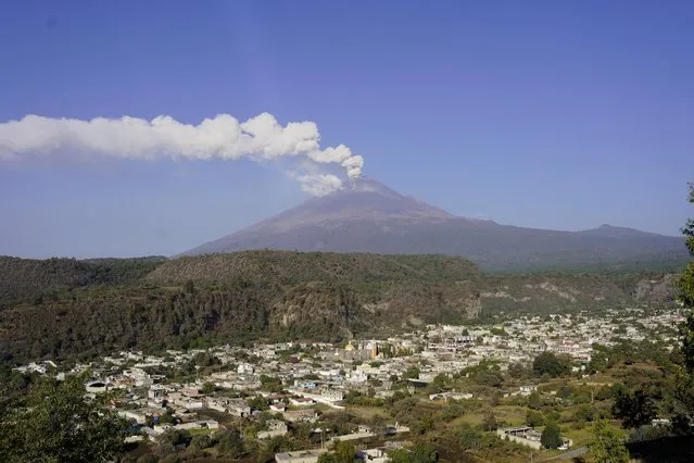 The Popocatepetl volcano spews a column of steam and ashes, in Xalizintla, Puebla state, Mexico on May 25, 2023. (Photo by Bernat Parera/Reuters)