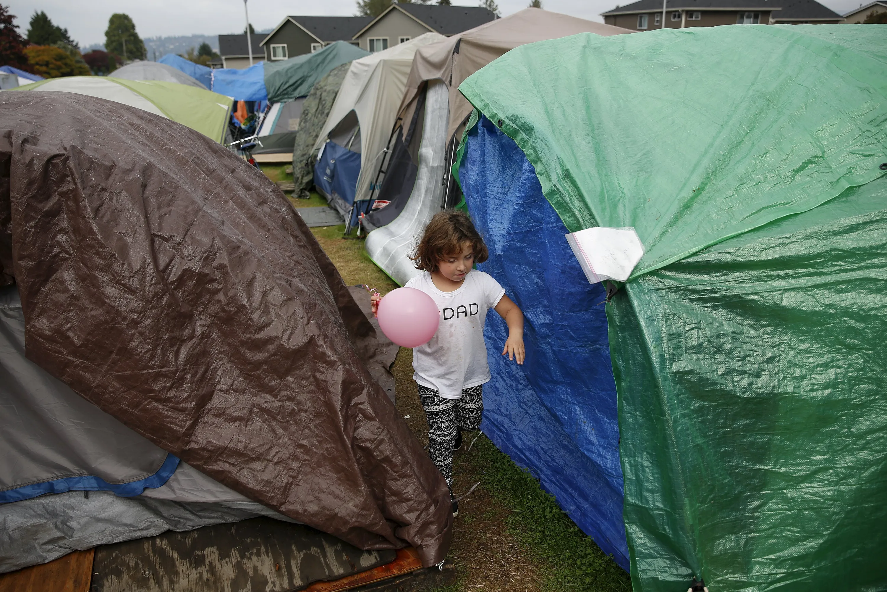 Бомжи в палатке. Палаточный лагерь бездомных в США. Палаточные городки бездомных в США. Палаточные лагеря в США. Палаточный лагерь в Америки.