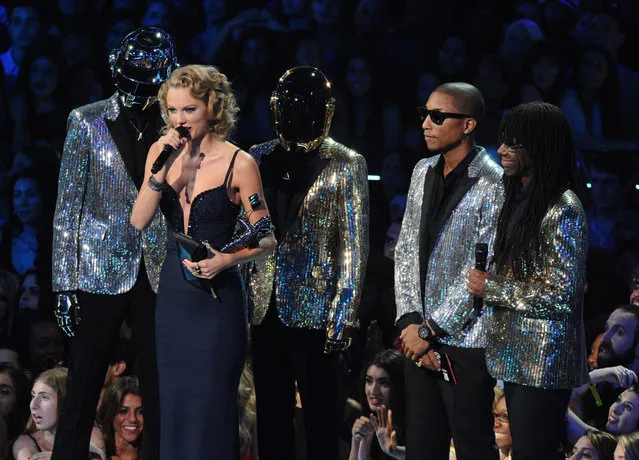 Taylor Swift accepts the award for best female video for “I Knew You Were Trouble” from Pharrell Williams and Daft Punk at the MTV Video Music Awards on Sunday, August 25, 2013, at the Barclays Center in the Brooklyn borough of New York. (Photo by Charles Sykes/AP Photo/Invision)
