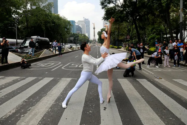 The classical ballet company “Ardentia” performs in the streets of Mexico City on traffic lights, in an effort to highlight the city's fine arts in public spaces in Mexico, September 8, 2018. (Photo by Carlos Jasso/Reuters)