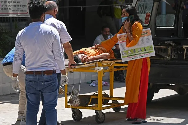 Relatives transport a Covid-19 coronavirus patient on a stretcher to a hospital in New Delhi on April 24, 2021. (Photo by Sajjad Hussain/AFP Photo)