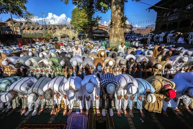 Kashmiri Muslims offer special prayers locally known as “Khawaja-e-Digar” outside the shrine of Naqashband Sahib during an annual festival in Srinagar, Indian controlled Kashmir, Wednesday, September 20, 2023. (Photo by Mukhtar Khan/AP Photo)